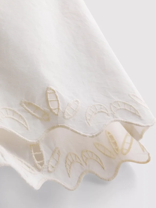 Pantalones cortos de algodón bordados con bordes festoneados