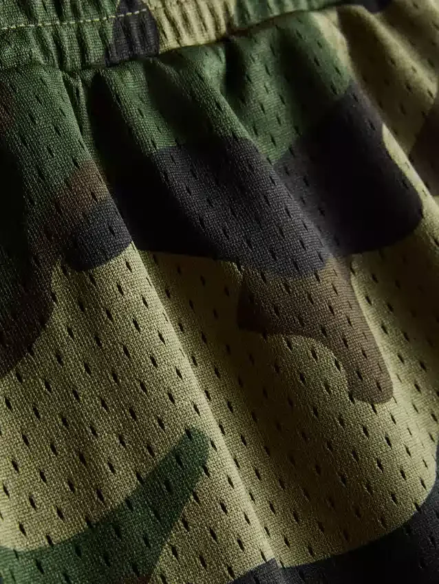 Pantalones cortos de malla con estampado de camuflaje