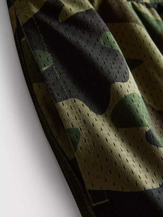 Pantalones cortos de malla con estampado de camuflaje