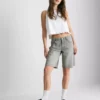 Pantalones cortos de mezclilla con dobladillo sin rematar