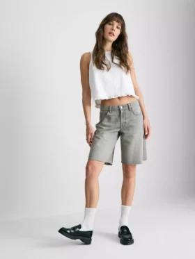 Pantalones cortos de mezclilla con dobladillo sin rematar