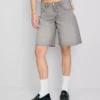 Pantalones cortos de mezclilla con dobladillo sin rematar