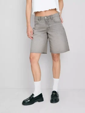Pantalones cortos de mezclilla con dobladillo sin rematar
