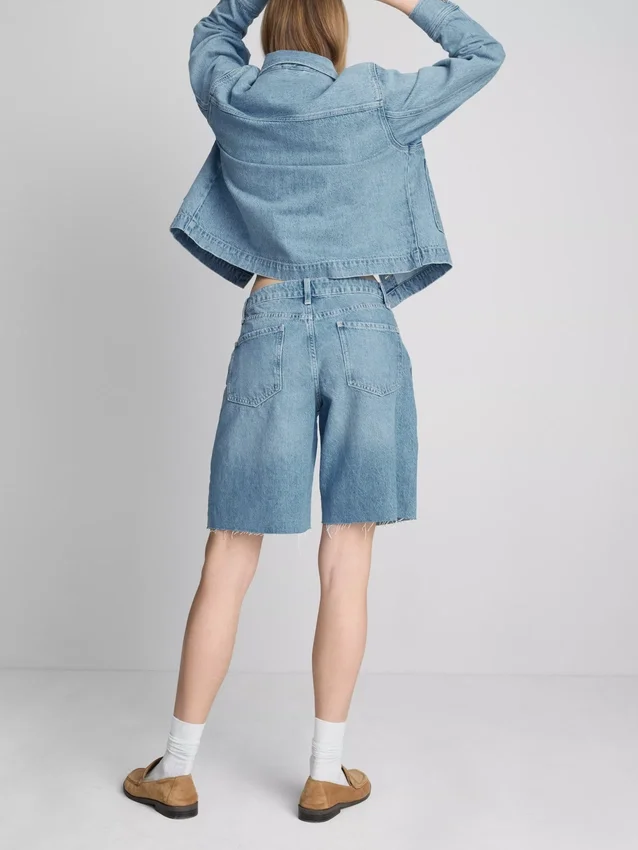 Pantalones cortos de mezclilla con dobladillo sin rematar