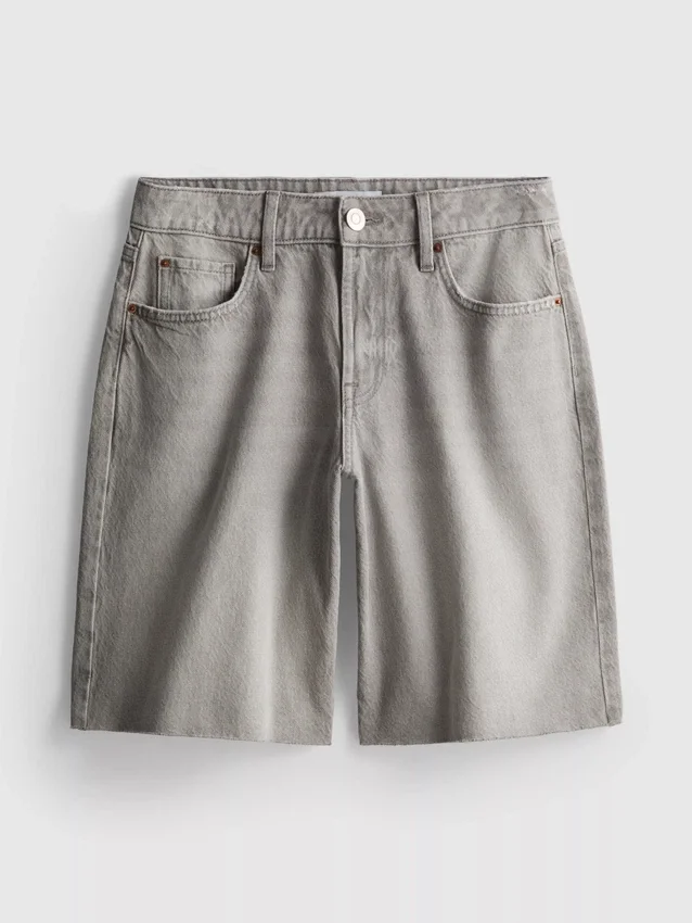 Pantalones cortos de mezclilla con dobladillo sin rematar