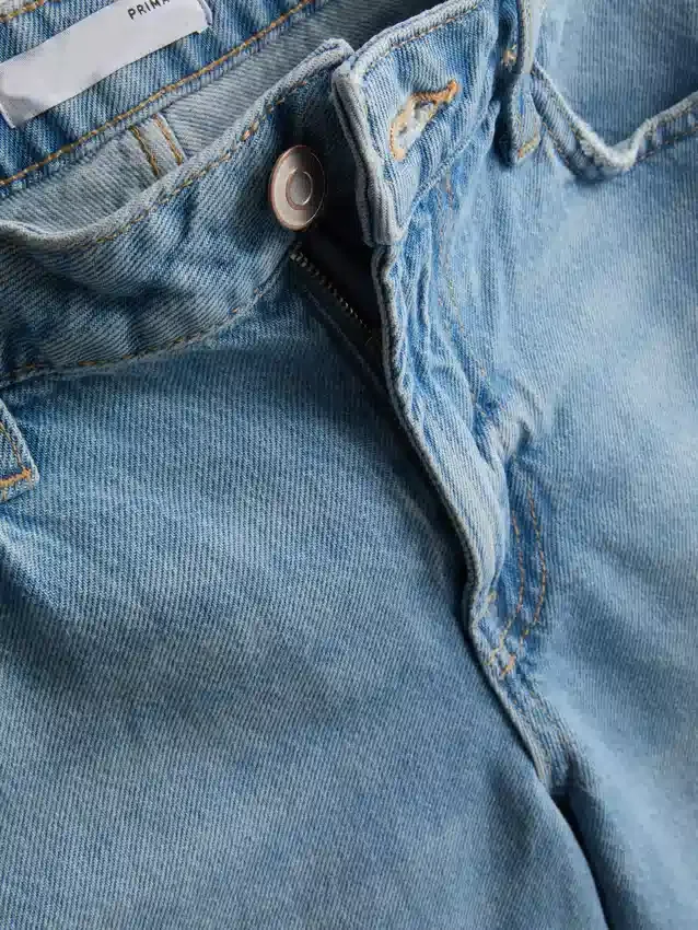 Pantalones cortos de mezclilla con dobladillo sin rematar
