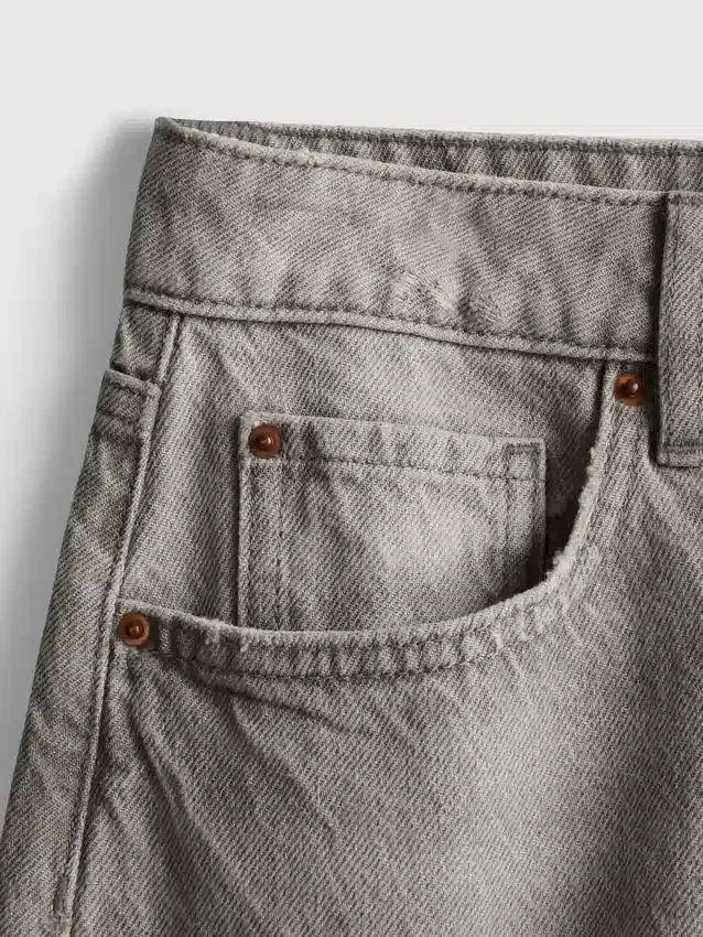 Pantalones cortos de mezclilla con dobladillo sin rematar