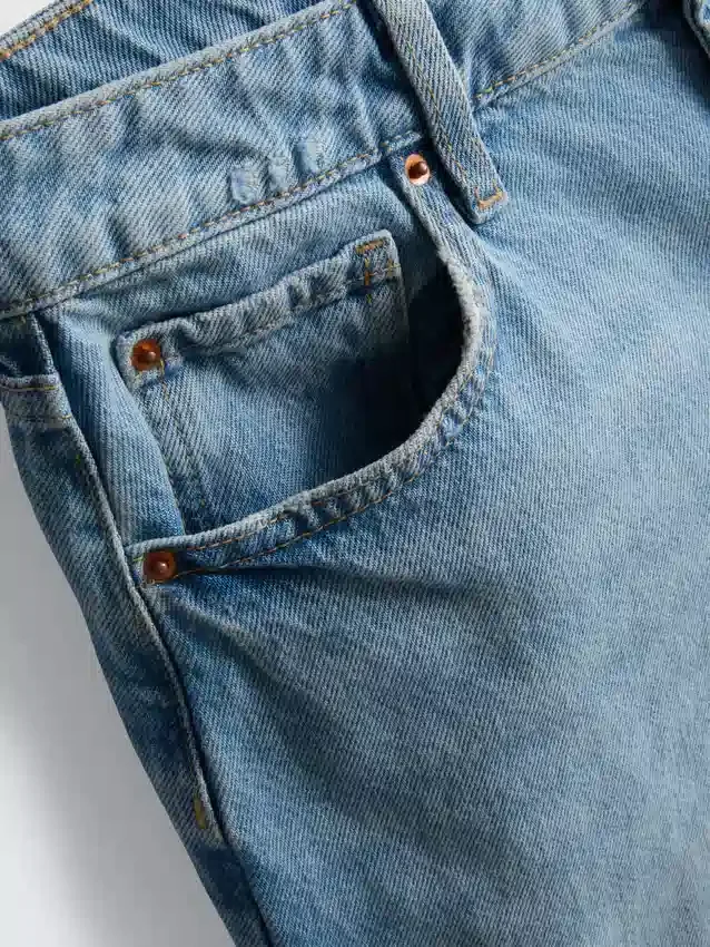 Pantalones cortos de mezclilla con dobladillo sin rematar