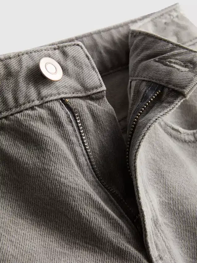 Pantalones cortos de mezclilla con dobladillo sin rematar