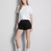 Pantalones cortos de mezclilla de talle medio con dobladillo