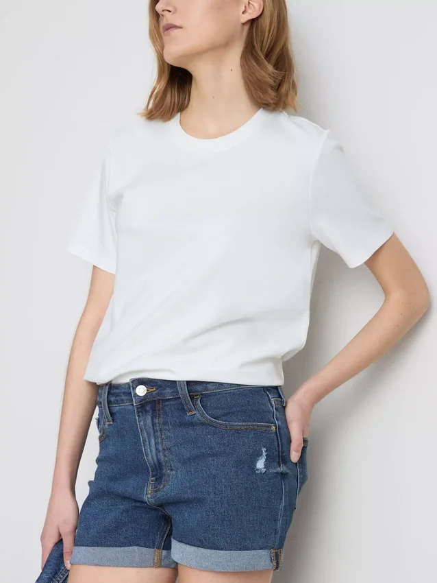 Pantalones cortos de mezclilla de talle medio con dobladillo