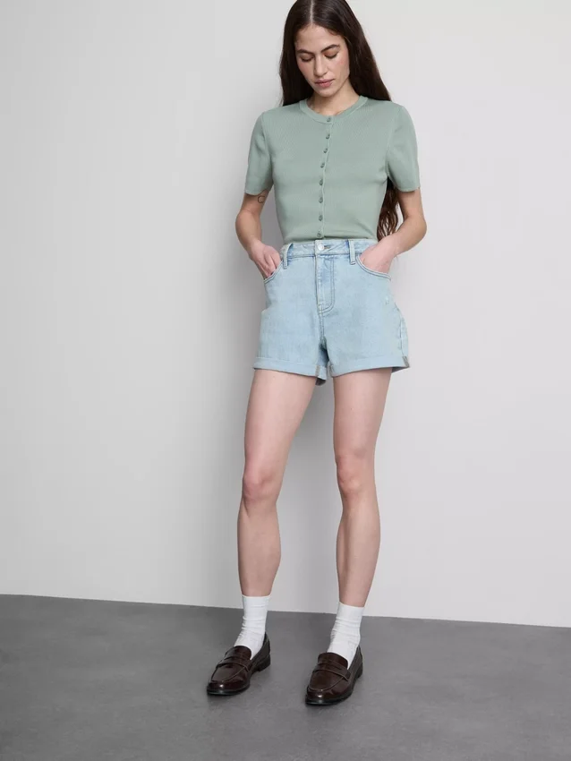 Pantalones cortos de mezclilla de talle medio con dobladillo