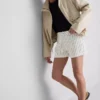Pantalones cortos de mezclilla de talle medio con dobladillo