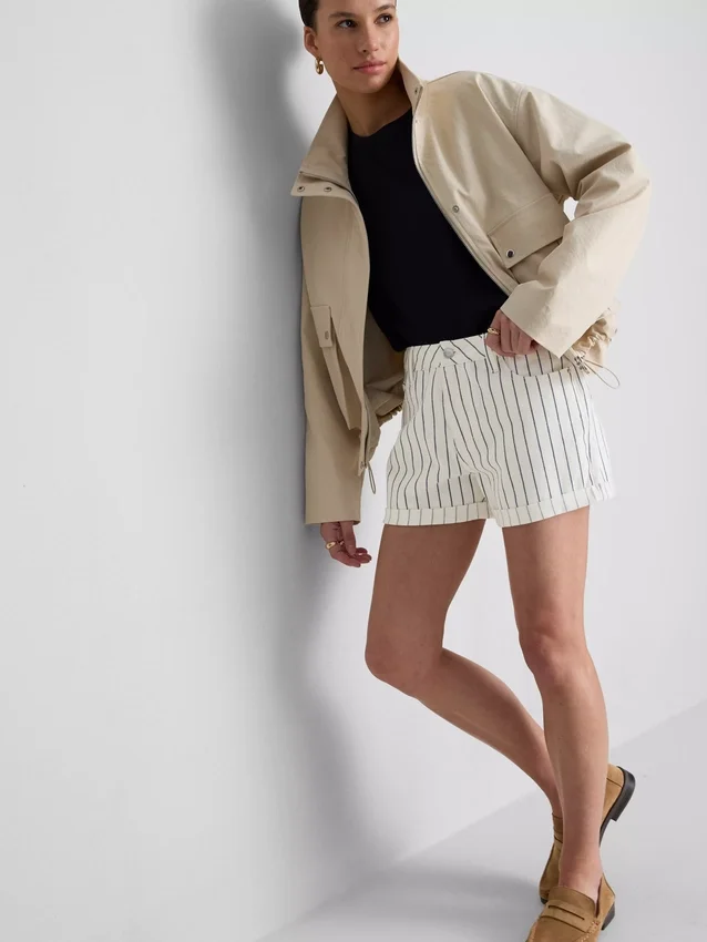 Pantalones cortos de mezclilla de talle medio con dobladillo