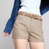 Pantalones cortos de mezclilla de talle medio con dobladillo