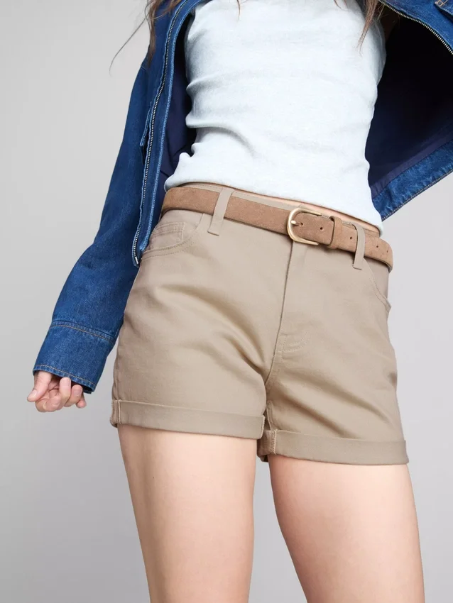 Pantalones cortos de mezclilla de talle medio con dobladillo