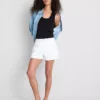 Pantalones cortos de mezclilla de talle medio con dobladillo