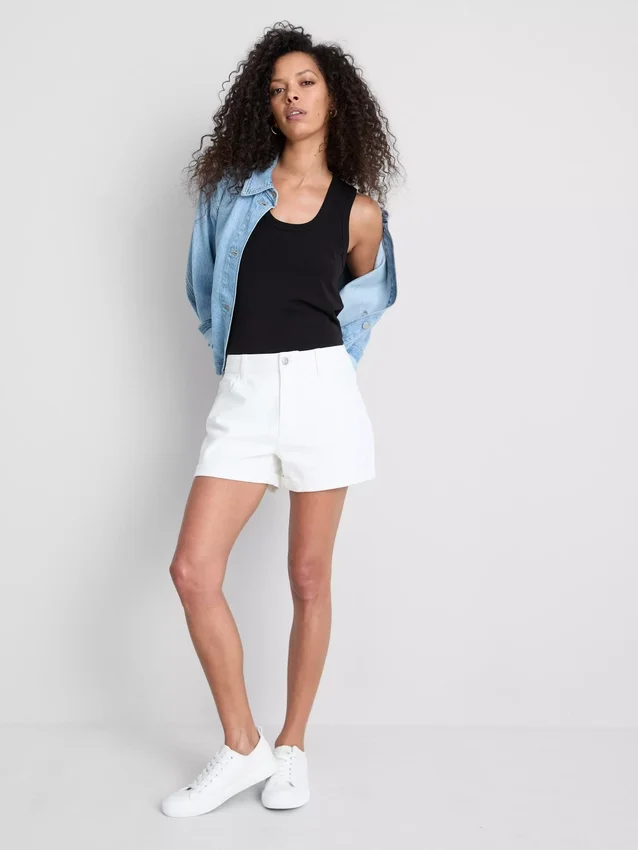 Pantalones cortos de mezclilla de talle medio con dobladillo