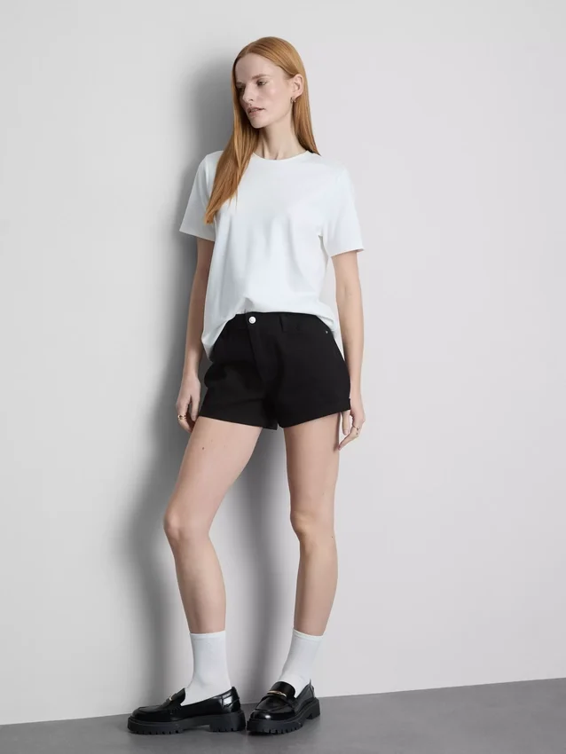 Pantalones cortos de mezclilla de talle medio con dobladillo