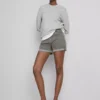 Pantalones cortos de mezclilla de talle medio con dobladillo
