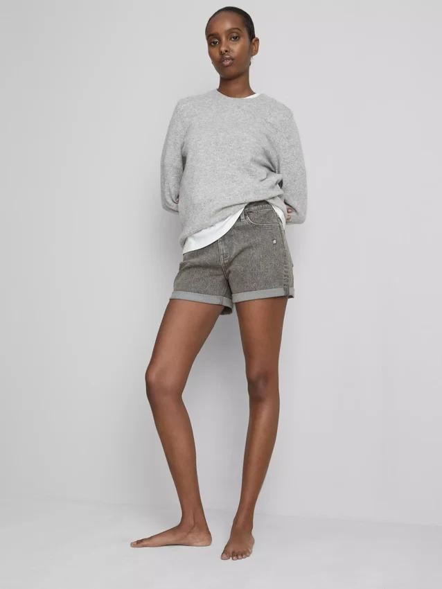 Pantalones cortos de mezclilla de talle medio con dobladillo