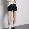 Pantalones cortos de mezclilla de talle medio con dobladillo