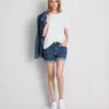 Pantalones cortos de mezclilla de talle medio con dobladillo