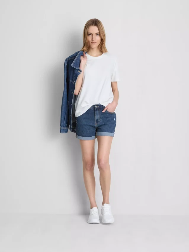 Pantalones cortos de mezclilla de talle medio con dobladillo
