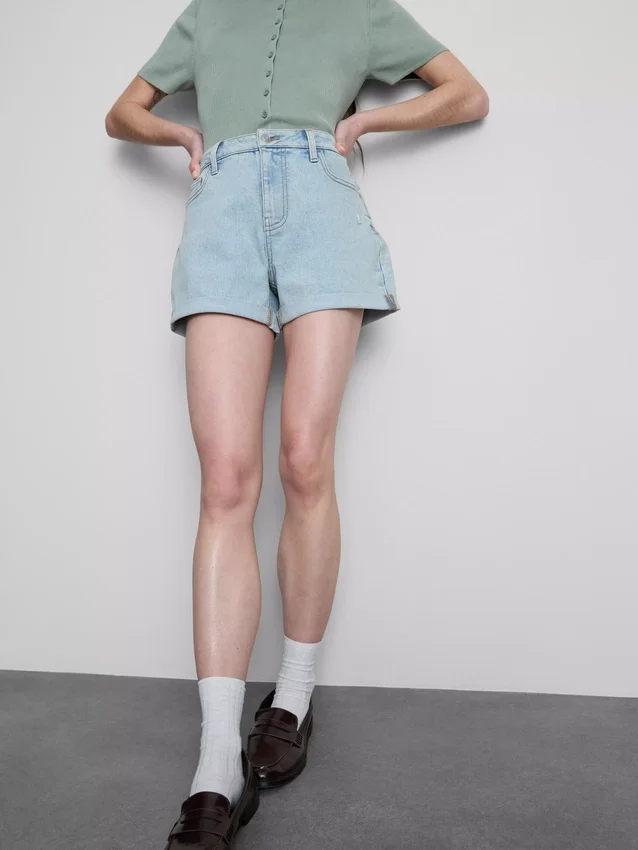 Pantalones cortos de mezclilla de talle medio con dobladillo