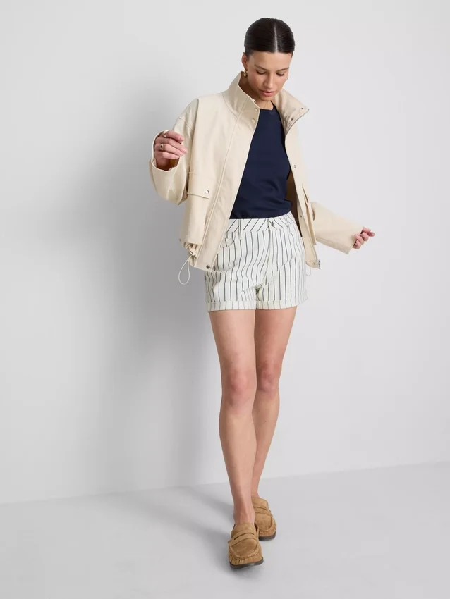 Pantalones cortos de mezclilla de talle medio con dobladillo