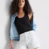 Pantalones cortos de mezclilla de talle medio con dobladillo