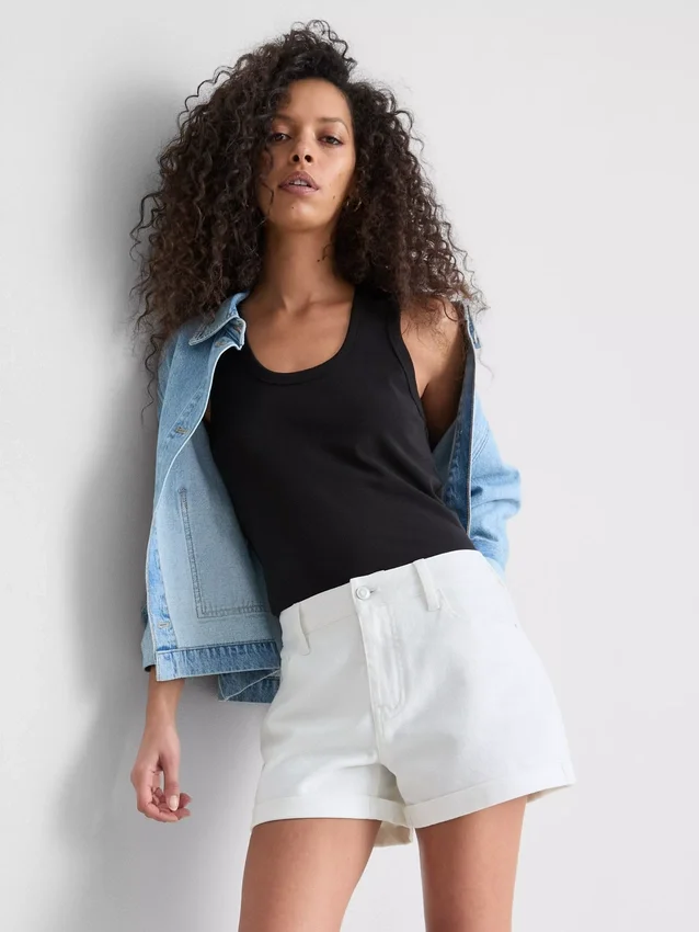 Pantalones cortos de mezclilla de talle medio con dobladillo