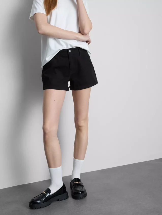 Pantalones cortos de mezclilla de talle medio con dobladillo