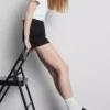 Pantalones cortos de mezclilla de talle medio con dobladillo