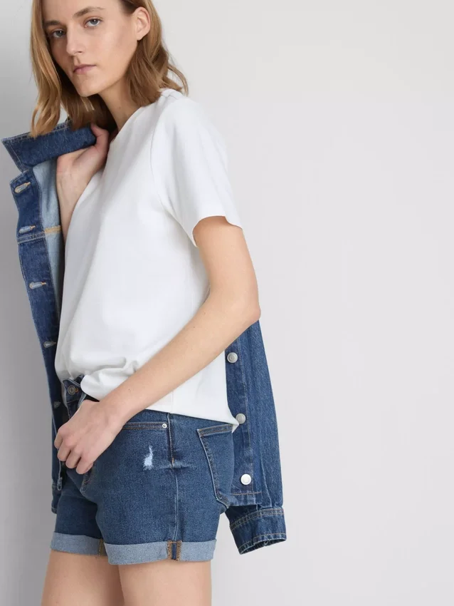 Pantalones cortos de mezclilla de talle medio con dobladillo