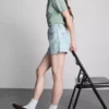 Pantalones cortos de mezclilla de talle medio con dobladillo