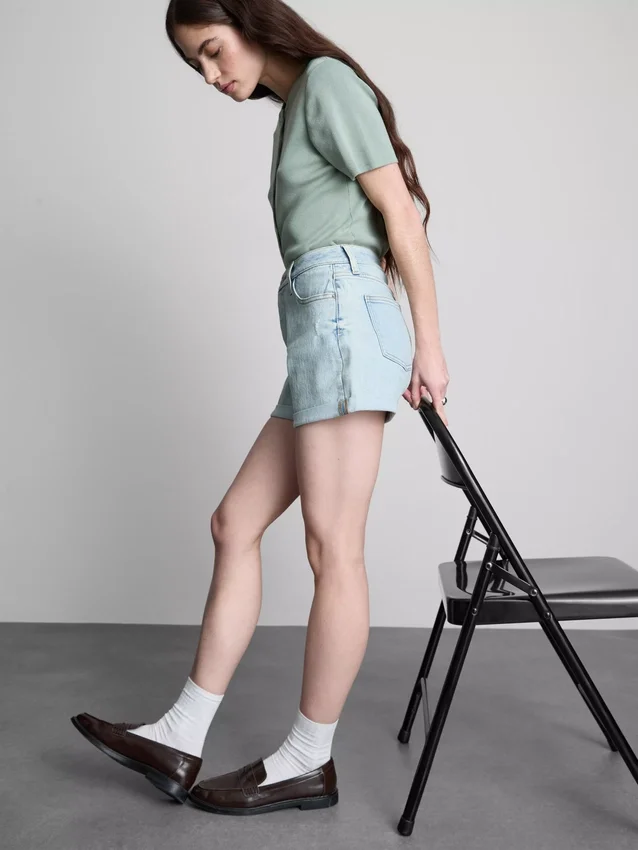 Pantalones cortos de mezclilla de talle medio con dobladillo
