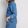 Pantalones cortos de mezclilla de talle medio con dobladillo