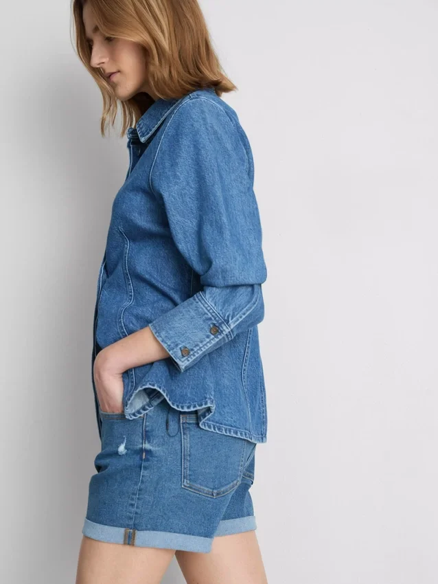 Pantalones cortos de mezclilla de talle medio con dobladillo