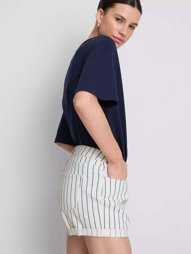 Pantalones cortos de mezclilla de talle medio con dobladillo