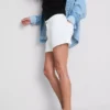 Pantalones cortos de mezclilla de talle medio con dobladillo