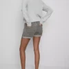 Pantalones cortos de mezclilla de talle medio con dobladillo