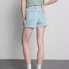 Pantalones cortos de mezclilla de talle medio con dobladillo