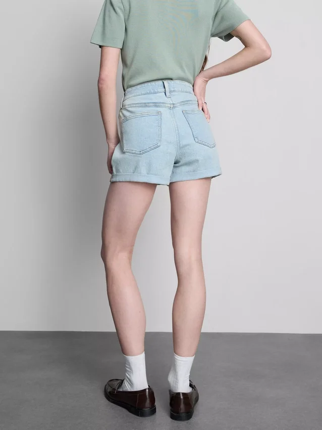 Pantalones cortos de mezclilla de talle medio con dobladillo