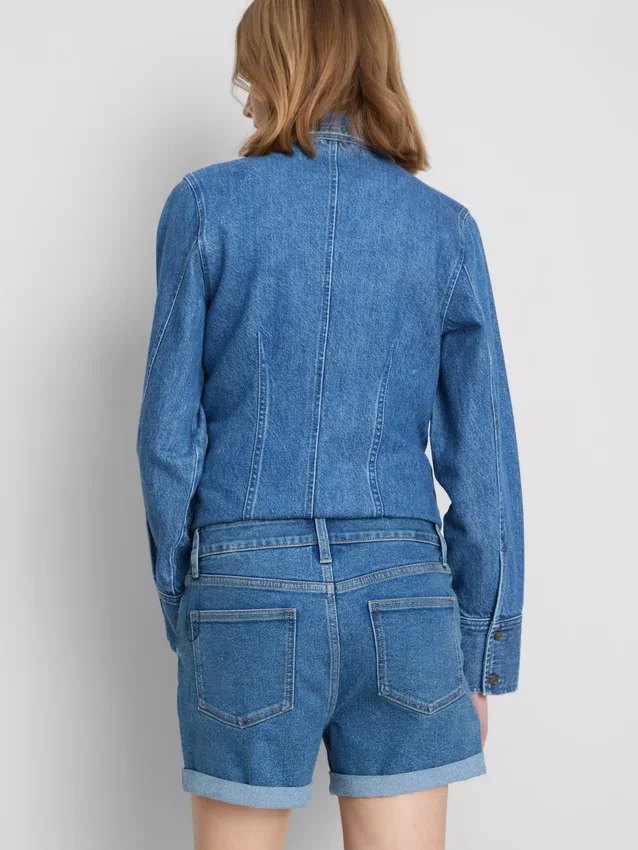 Pantalones cortos de mezclilla de talle medio con dobladillo