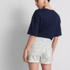 Pantalones cortos de mezclilla de talle medio con dobladillo