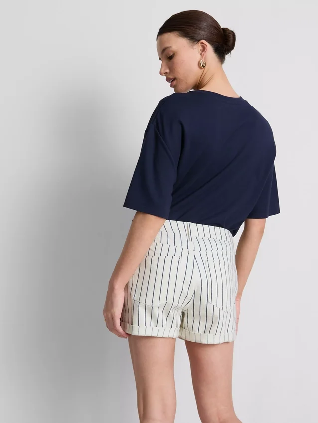 Pantalones cortos de mezclilla de talle medio con dobladillo