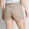 Pantalones cortos de mezclilla de talle medio con dobladillo