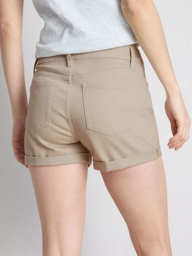 Pantalones cortos de mezclilla de talle medio con dobladillo