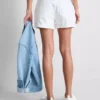 Pantalones cortos de mezclilla de talle medio con dobladillo